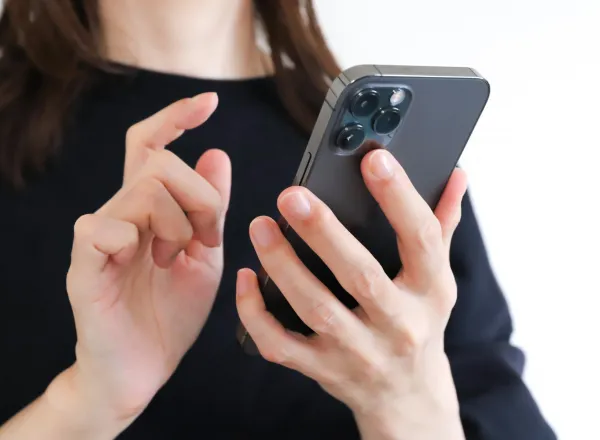 スマホを操作している女性