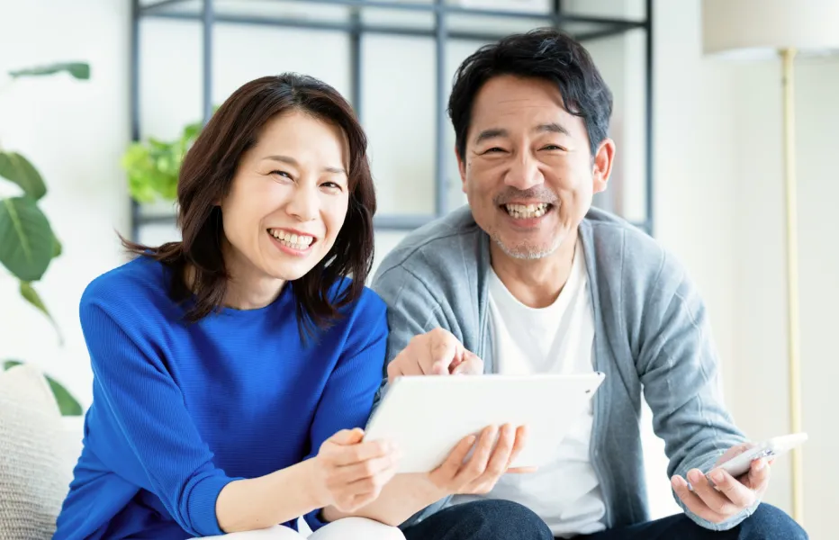 笑顔の夫婦の写真