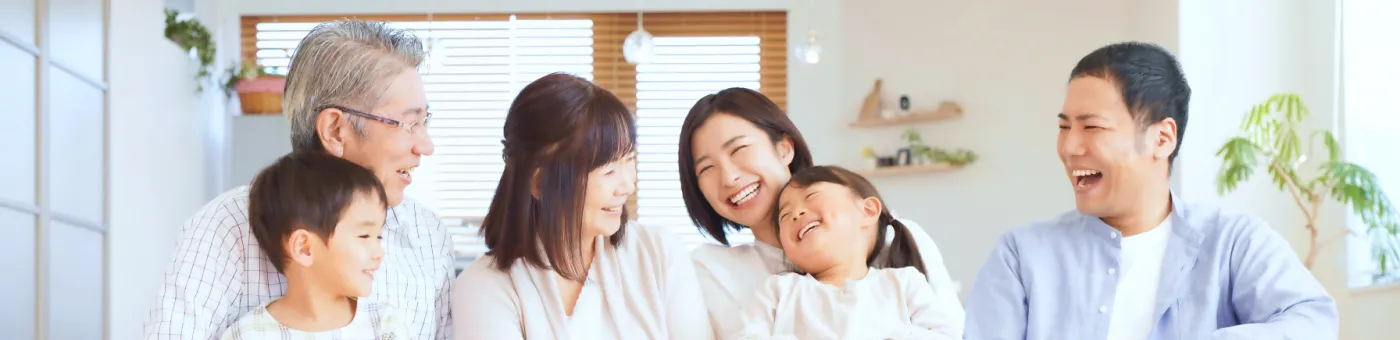 家族が微笑んでいる写真