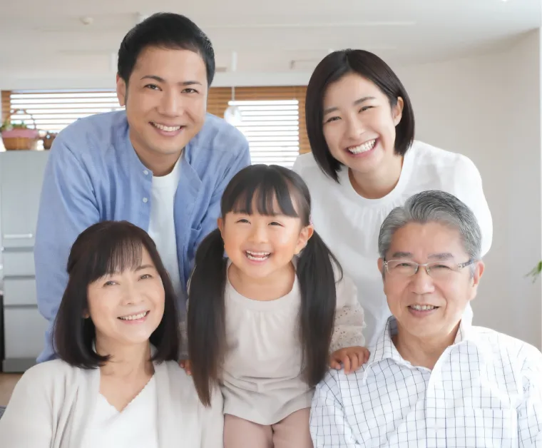 家族が微笑んでいる写真