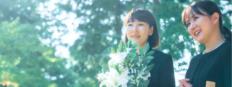 女性二人が微笑んでいる写真