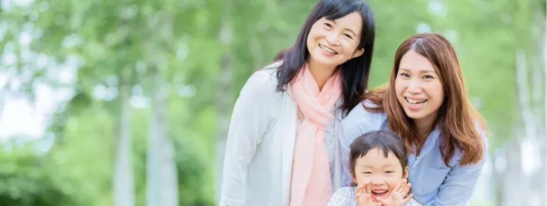 女性二人と子供が微笑んでいる写真