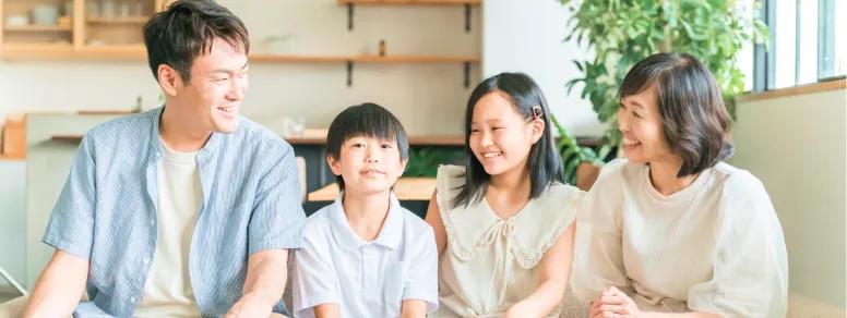 家族が微笑んでいる写真