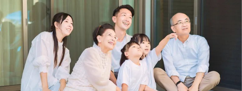 家族が微笑んでいる写真